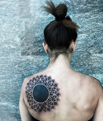  Tatouage mandala sur le coté du dos avec un grand centre noir